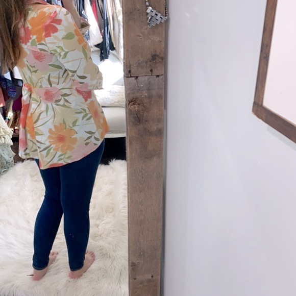 Tyler Boe floral button down top size 8 - Picture 4 of 10